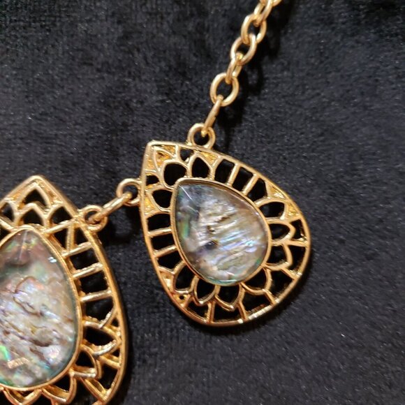 Women Gold Tone Teardrop Labradorite Stone Filigree Medalion Necklace w/ Lobster - Picture 4 of 6